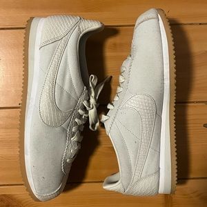 Light Classic Cortez
Only worn 2 times
Sizes: Women’s - 9.5 & Mens - 7.5